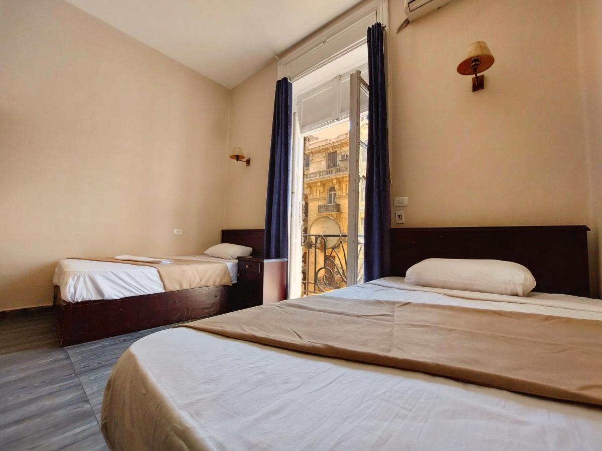 Travelers House Hostel *